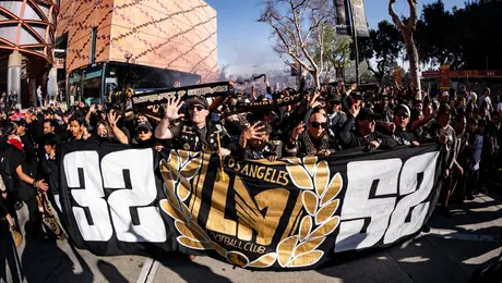 Afición del LAFC protagoniza electrizante llegada para duelo ante el Inter Miami de Messi