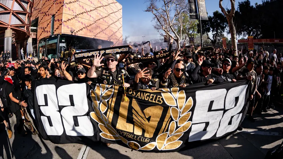 Afición del LAFC protagoniza electrizante llegada para duelo ante el Inter Miami de Messi