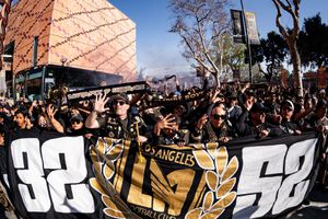 Afición del LAFC protagoniza electrizante llegada para duelo ante el Inter Miami de Messi