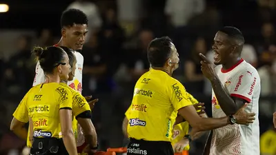 Jugador brasileño lanza comentario machista contra árbitra y pide perdón: "Tengo madre, pido disculpas"