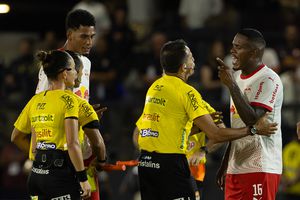 Jugador brasileño lanza comentario machista contra árbitra y pide perdón: "Tengo madre, pido disculpas"