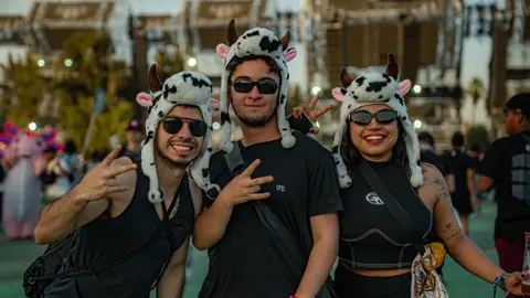 La creatividad del público también se refleja en accesorios y vestuarios coordinados que marcan la identidad de cada grupo. / Cortesía OCESA