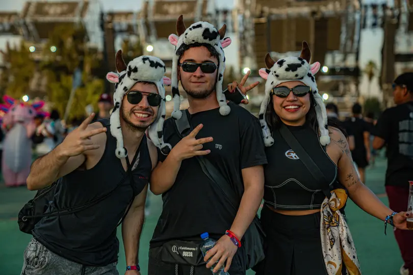 La creatividad del público también se refleja en accesorios y vestuarios coordinados que marcan la identidad de cada grupo. / Cortesía OCESA