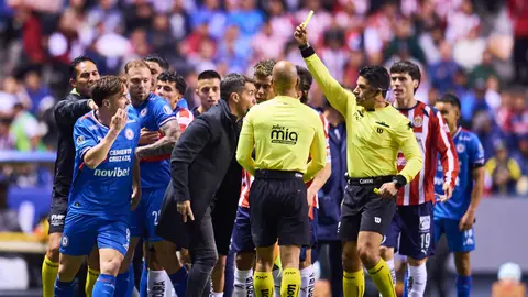 Agustín Palavecino es amonestado ante Chivas | MEXSPORT
