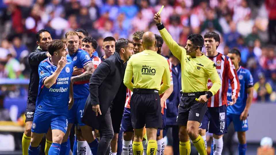 Agustín Palavecino es amonestado ante Chivas | MEXSPORT