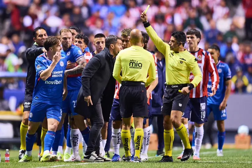 Agustín Palavecino es amonestado ante Chivas | MEXSPORT