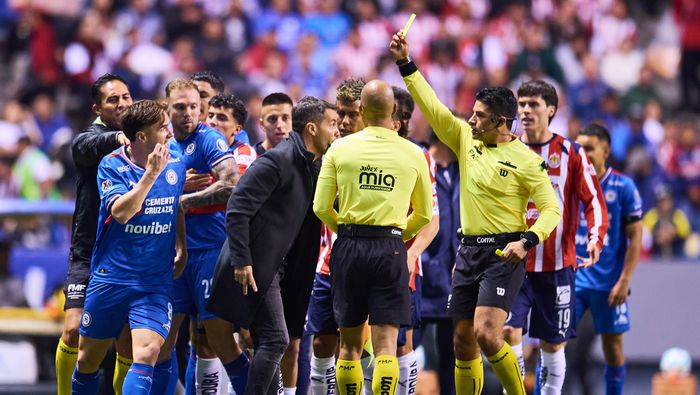 Agustín Palavecino es amonestado ante Chivas | MEXSPORT