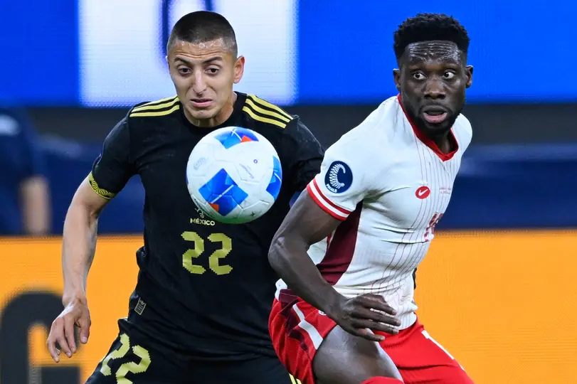 Alphonso Davies se enfrenta a Roberto Alvarado en la Concacaf Nations League de 2025 | MEXSPORT