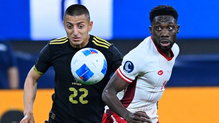 Alphonso Davies se enfrenta a Roberto Alvarado en la Concacaf Nations League de 2025 | MEXSPORT