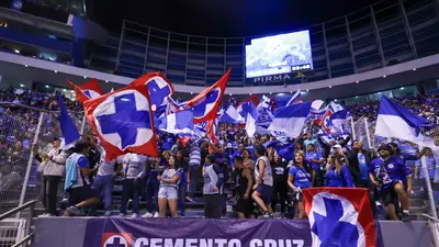 Propuesta de matrimonio protagoniza el medio tiempo entre Cruz Azul y Chivas