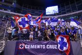 Propuesta de matrimonio protagoniza el medio tiempo entre Cruz Azul y Chivas