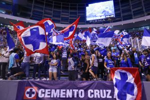 Propuesta de matrimonio protagoniza el medio tiempo entre Cruz Azul y Chivas