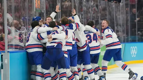 Auston Matthews Martínez celebrando la medalla de oro con Estados Unidos | AP