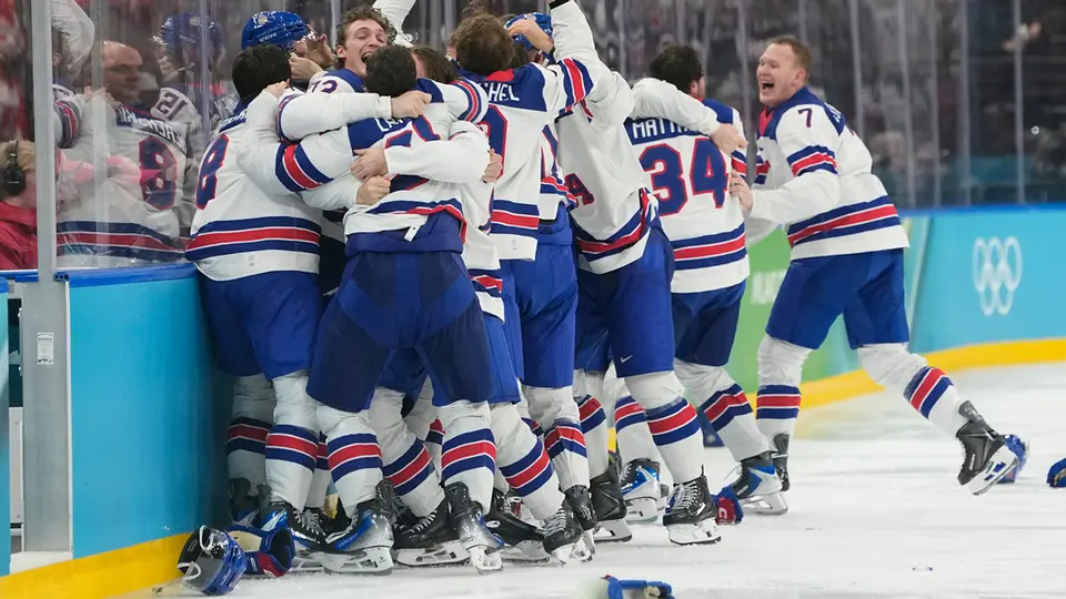 Auston Matthews Martínez celebrando la medalla de oro con Estados Unidos | AP