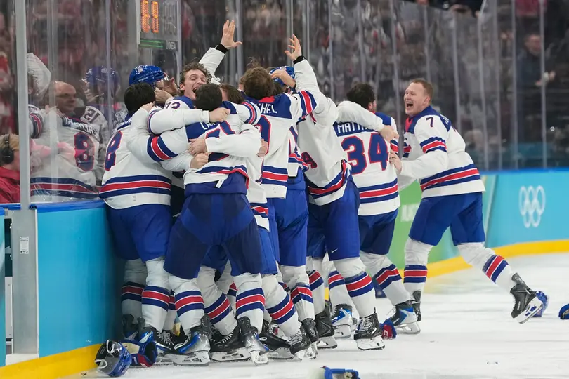 Auston Matthews Martínez celebrando la medalla de oro con Estados Unidos | AP
