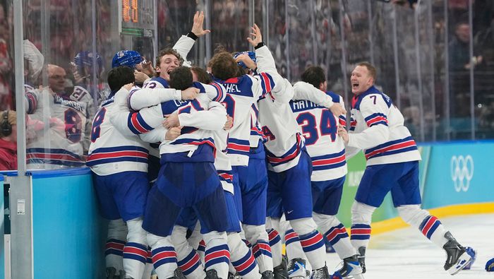Auston Matthews Martínez celebrando la medalla de oro con Estados Unidos | AP