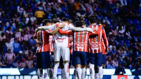 Afición de Cruz Azul hace pesar su casa con abucheos a Chivas