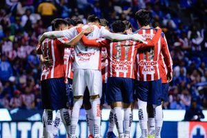 Afición de Cruz Azul hace pesar su casa con abucheos a Chivas