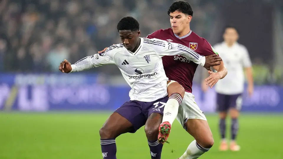 Kobbie Mainoo y Mateus Fernandes en el partido entre Manchester United y West Ham | AP
