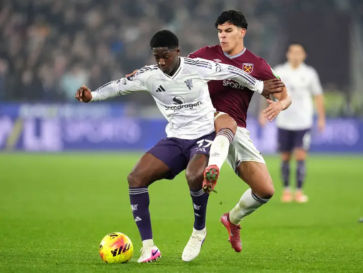 Kobbie Mainoo y Mateus Fernandes en el partido entre Manchester United y West Ham | AP