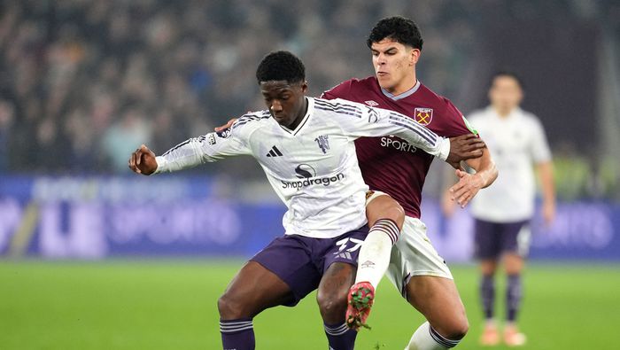 Kobbie Mainoo y Mateus Fernandes en el partido entre Manchester United y West Ham | AP