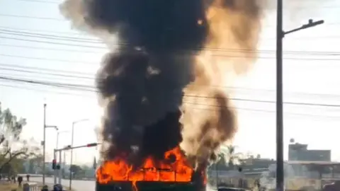 Autoridades de Jalisco activaron el código rojo luego de los narcobloqueos registrados en distintos puntos del estado./ X:@ArturoVill7
