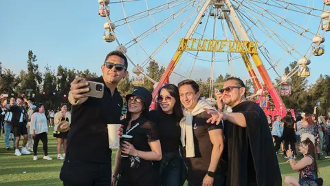 Asistentes capturan el momento con una selfie frente a la rueda de la fortuna durante la jornada del festival en el Autódromo Hermanos Rodríguez. /  Cortesía OCESA