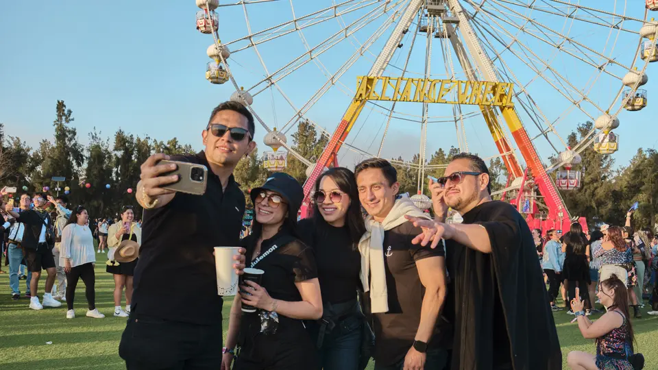Asistentes capturan el momento con una selfie frente a la rueda de la fortuna durante la jornada del festival en el Autódromo Hermanos Rodríguez. /  Cortesía OCESA