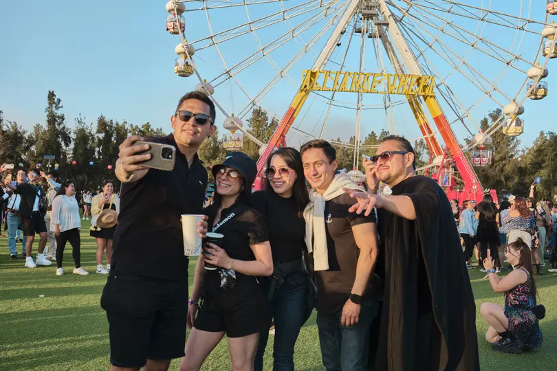 Asistentes capturan el momento con una selfie frente a la rueda de la fortuna durante la jornada del festival en el Autódromo Hermanos Rodríguez. /  Cortesía OCESA