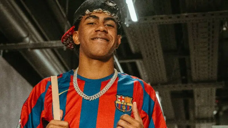 Lamine Yamal con jersey especial de Ronaldinho I X:@FCBarcelona