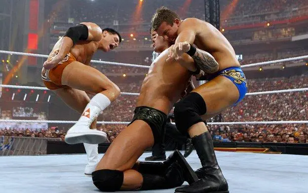 Cody Rhodes (izquierda) en WrestleMania 26 | wwe.com