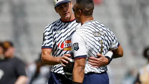 Tom Brady y Jalen Hurts en Fanatics Flag Football Classic | AP