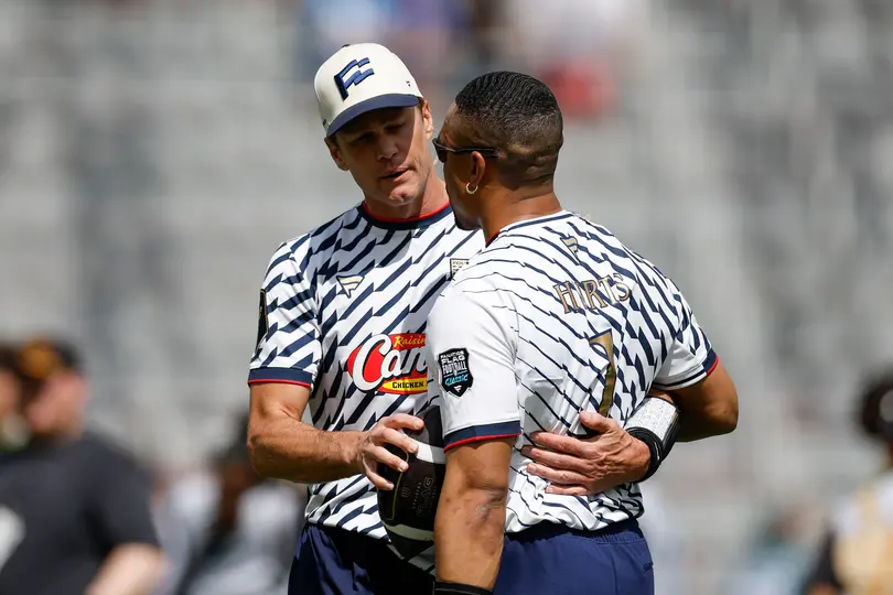 Tom Brady y Jalen Hurts en Fanatics Flag Football Classic | AP