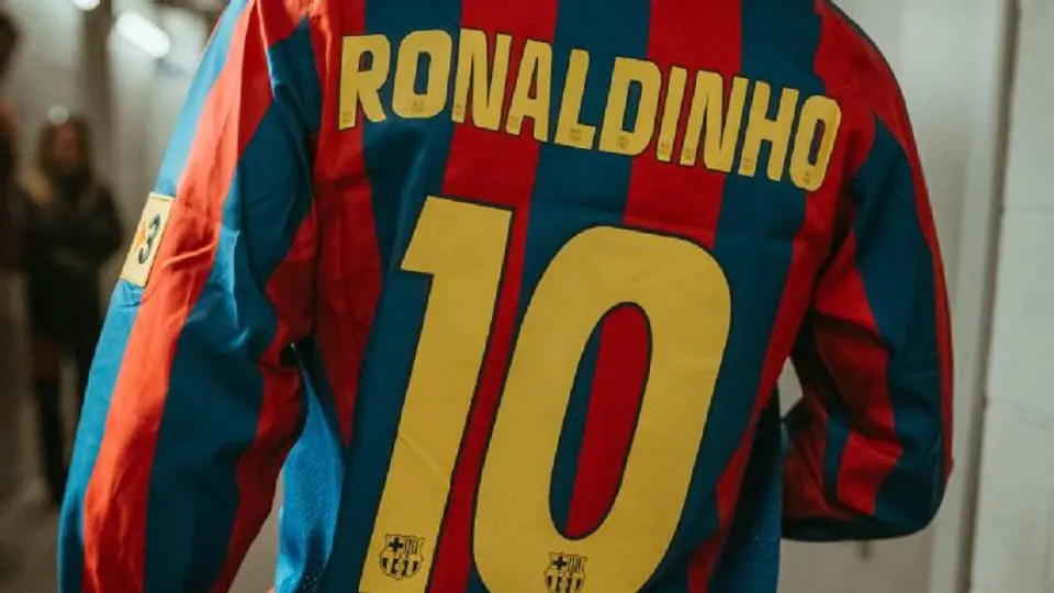 Jersey conmemorativo de Ronaldinho en Barcelona I X:@FCBarcelona
