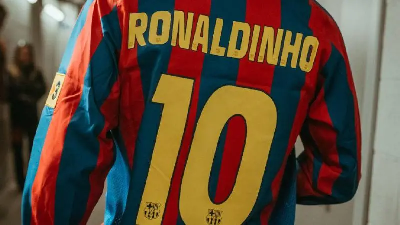Jersey conmemorativo de Ronaldinho en Barcelona I X:@FCBarcelona