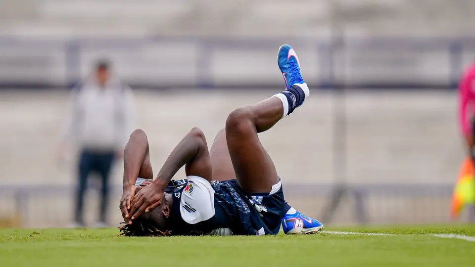 Chinwendu Ihezuo sufrió una terrible lesión en el tobillo en el juego de Pachuca ante Pumas | IMAGO 7
