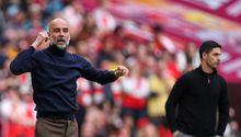 Pep Guardiola y Mikel Arteta en la Final de la Carabao Cup entre Arsenal y Manchester City | AP