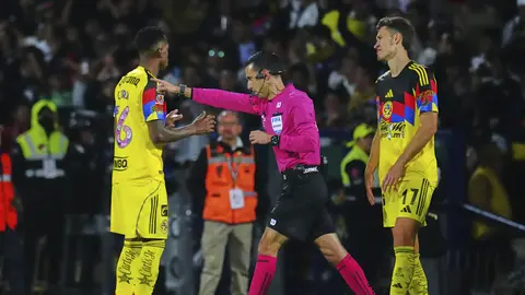 Christian Borja y Rodrigo Dourado, de América, reclamando al árbitro César Arturo Ramos en el partido ante Pumas en el Clausura 2026 | IMAGO7