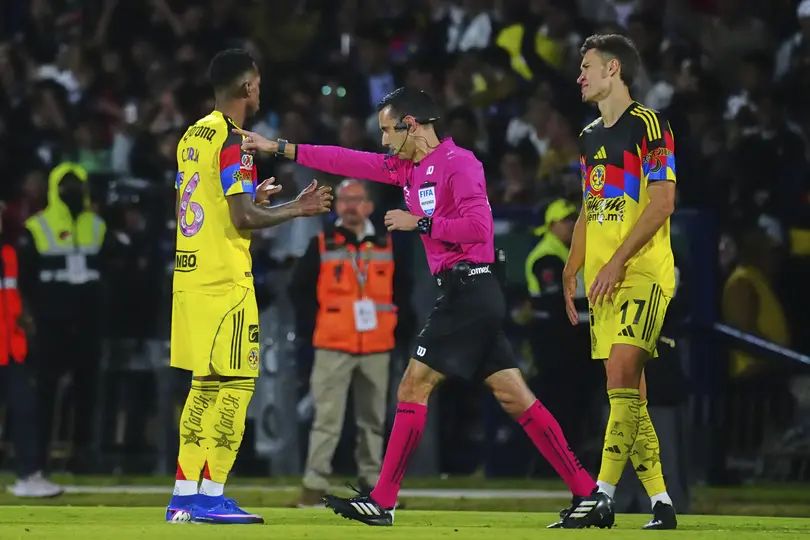 Christian Borja y Rodrigo Dourado, de América, reclamando al árbitro César Arturo Ramos en el partido ante Pumas en el Clausura 2026 | IMAGO7