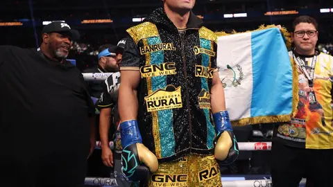 Lester Martínez saliendo con el título interino del Consejo Mundial de Boxeo | AFP