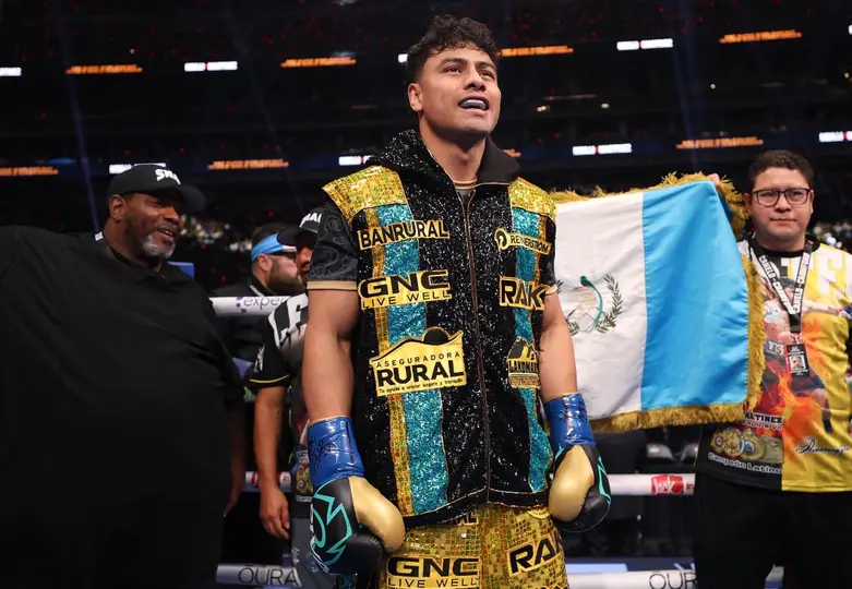 Lester Martínez saliendo con el título interino del Consejo Mundial de Boxeo | AFP