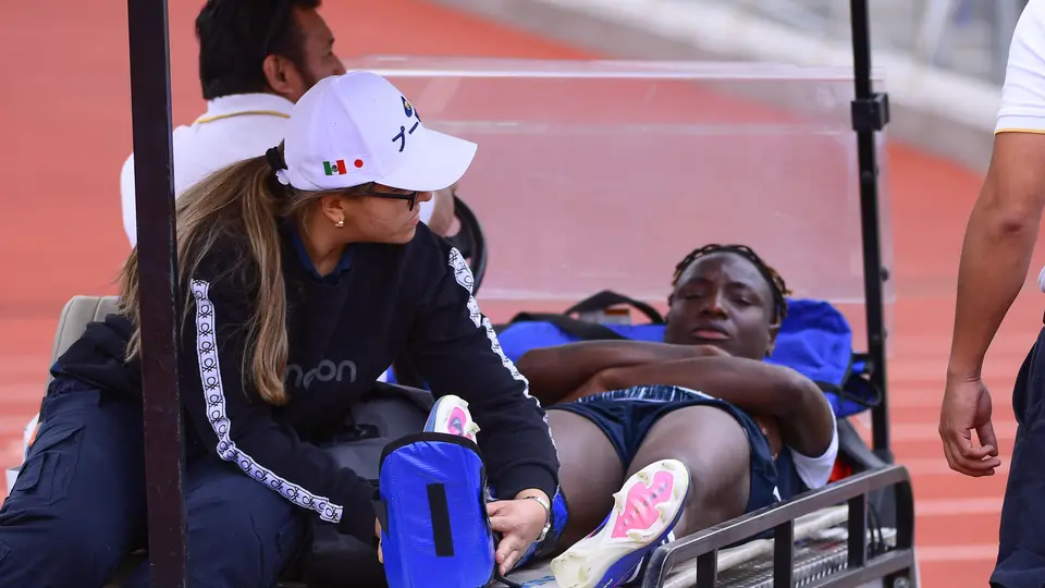 Chinwendu Ihezuo fue retirada en el carrito de asistencias en el partido de Pachuca ante Pumas | IMAGO 7