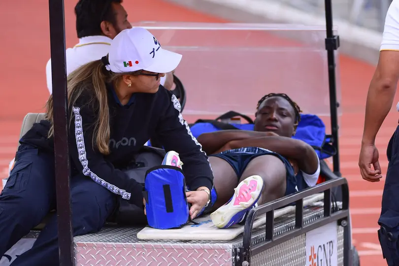 Chinwendu Ihezuo fue retirada en el carrito de asistencias en el partido de Pachuca ante Pumas | IMAGO 7