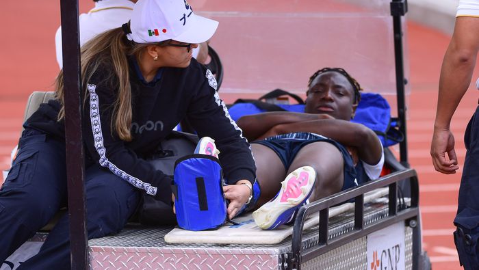 Chinwendu Ihezuo fue retirada en el carrito de asistencias en el partido de Pachuca ante Pumas | IMAGO 7