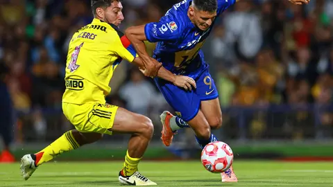 Guillermo Martínez, de Pumas, y Sebastián Cáceres, de América, disputando un balón | MEXSPORT