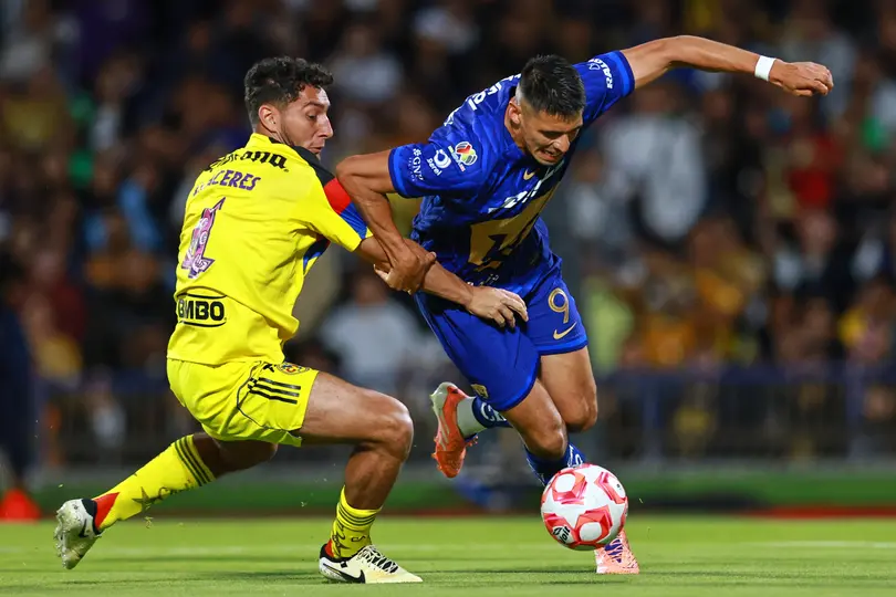 Guillermo Martínez, de Pumas, y Sebastián Cáceres, de América, disputando un balón | MEXSPORT
