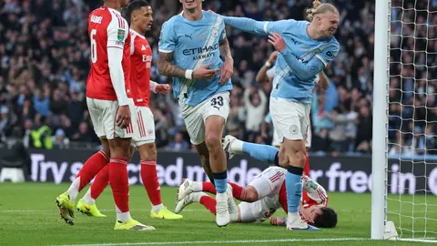Nico O'Reilly en celebración con Erling Haaland en la Final de la Carabao Cup entre Arsenal y Manchester City | AP