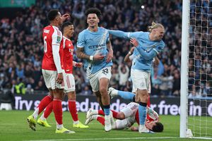 Nico O'Reilly en celebración con Erling Haaland en la Final de la Carabao Cup entre Arsenal y Manchester City | AP