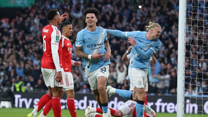 Nico O'Reilly en celebración con Erling Haaland en la Final de la Carabao Cup entre Arsenal y Manchester City | AP