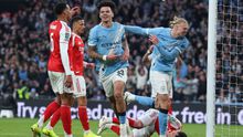 Nico O'Reilly en celebración con Erling Haaland en la Final de la Carabao Cup entre Arsenal y Manchester City | AP